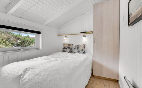 Laurentius - 300M from the Sea: Holz, Schlafzimmer, Decke, Interior Design, Fussboden, Flooring, Bett, Zimmer, Bedding, Linens