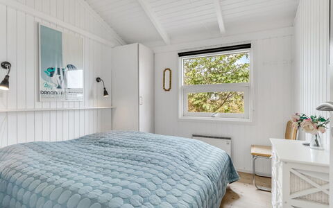 Laurentius - 300M from the Sea: Schlafzimmer, Bett, Interior Design, Holz, Bettdecke, Bedding, Linens, Decke, Möbel, Fussboden