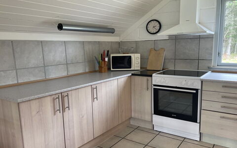 Felicia - 800M from the Sea: Flooring, Küche, Holz, Küchengerät, Fussboden, Cabinetry, Countertop, Major Appliance, Interior Design, Haushaltsgerät