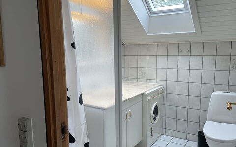 Felicia - 800M from the Sea: Flooring, Armatur, Fussboden, Interior Design, Badezimmer, Installation, Zimmer, Zapfhahn, Waschmaschine, Fliese