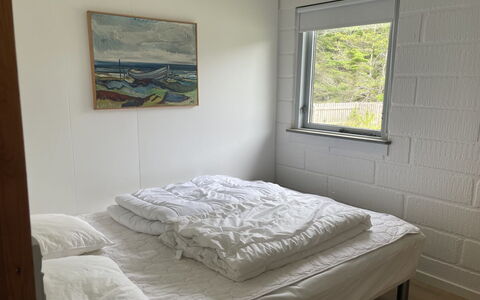 Felicia - 800M from the Sea: Holz, Fussboden, Schlafzimmer, Flooring, Bett, Bedding, Bettdecke, Bettrahmen, Zimmer, Decke