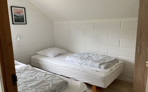Felicia - 800M from the Sea: Holz, Flooring, Fussboden, Schlafzimmer, Bett, Bedding, Zimmer, Bettrahmen, Bettdecke