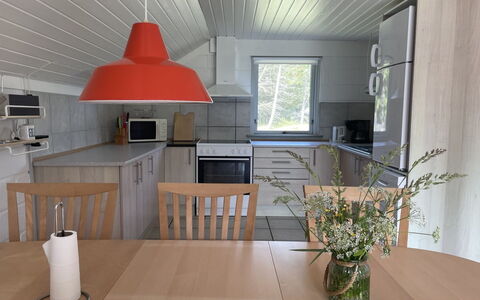 Felicia - 800M from the Sea: Möbel, Flooring, Interior Design, Fussboden, Holz, Decke, Küche, Countertop, Light Fixture, Stuhl