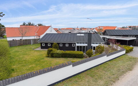 Frethi - 350M from the Sea: Dach, Haus, Zuhause, Hütte, Abstellgleis, Estate, Auffahrt, Gartenbauten, Garten, Schuppen