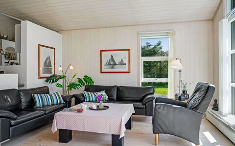 Hildburg - 1.5Km from the Sea: Möbel, Interior Design, Couch, Wohnzimmer, Flooring, Holz, Fussboden, Decke, Zuhause, Zimmer