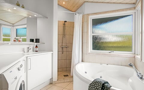 Hildburg - 1.5Km from the Sea: Interior Design, Flooring, Armatur, Fussboden, Decke, Zapfhahn, Badezimmer, Installation, Sinken, Badewanne