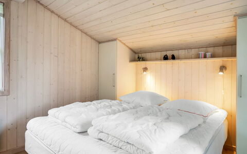 Hildburg - 1.5Km from the Sea: Holz, Schlafzimmer, Bett, Interior Design, Decke, Fussboden, Zimmer, Bedding, Bettdecke, Möbel