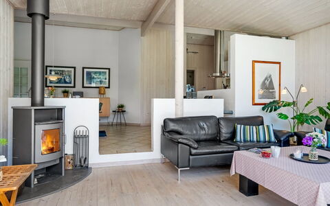 Hildburg - 1.5Km from the Sea: Flooring, Fussboden, Interior Design, Holz, Möbel, Decke, Holzboden, Zimmer, Beleuchtung, Wohnzimmer