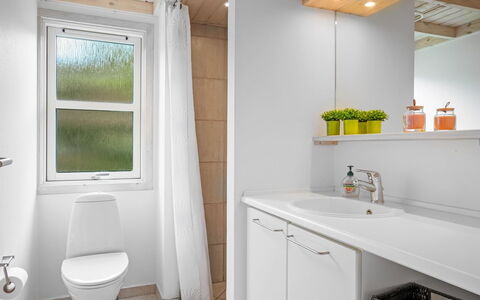Hildburg - 1.5Km from the Sea: Wand, Armatur, Interior Design, Flooring, Badezimmer, Holz, Fussboden, Sinken, Bad Sink, Zapfhahn