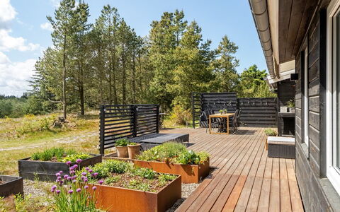Noralee - 3.5Km from the Sea: Decke, Flooring, Interior Design, Fussboden, Verbundwerkstoff, Möbel, Resort, Hotel, Design, Daylighting