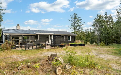 Noralee - 3.5Km from the Sea: Decke, Flooring, Interior Design, Fussboden, Verbundwerkstoff, Möbel, Resort, Hotel, Design, Daylighting