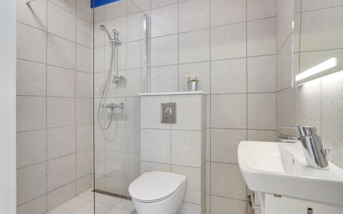Otte - 500M from the Sea: Badezimmer, Armatur, Flooring, Interior Design, Fussboden, Toilette, Sinken, Toilleten Sitz, Installation, Bad Sink