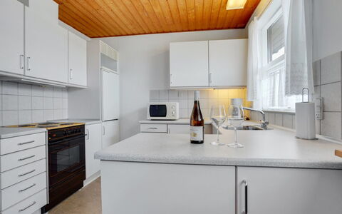 Otte - 500M from the Sea: Flooring, Küche, Holz, Interior Design, Countertop, Fussboden, Decke, Cabinetry, Major Appliance, Zimmer