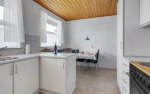 Otte - 500M from the Sea: Küche, Interior Design, Flooring, Countertop, Decke, Holz, Fussboden, Möbel, Küchengerät, Cabinetry