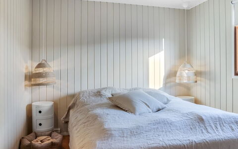 Kiina - 100M from the Sea: Holz, Interior Design, Schlafzimmer, Flooring, Decke, Fussboden, Bedding, Bett, Beleuchtung, Bettdecke