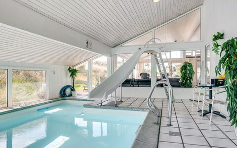 Nilson - 1.4Km from the Sea: Möbel, Interior Design, Stuhl, Flooring, Tabelle, Resort, Fussboden, Decke, Zimmer, Eco Hotel