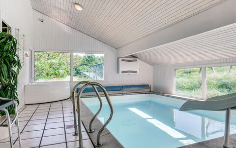 Nilson - 1.4Km from the Sea: Möbel, Interior Design, Stuhl, Flooring, Tabelle, Resort, Fussboden, Decke, Zimmer, Eco Hotel