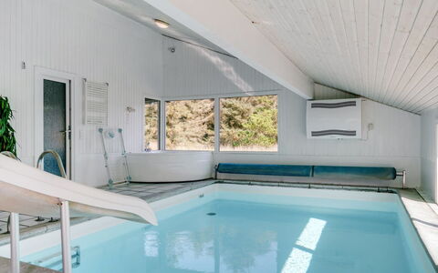 Nilson - 1.4Km from the Sea: Möbel, Interior Design, Stuhl, Flooring, Tabelle, Resort, Fussboden, Decke, Zimmer, Eco Hotel