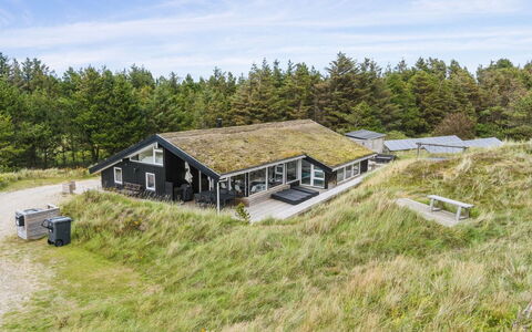 Nilson - 1.4Km from the Sea: Möbel, Interior Design, Stuhl, Flooring, Tabelle, Resort, Fussboden, Decke, Zimmer, Eco Hotel