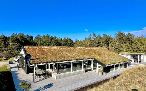 Nilson - 1.4Km from the Sea: Möbel, Interior Design, Stuhl, Flooring, Tabelle, Resort, Fussboden, Decke, Zimmer, Eco Hotel