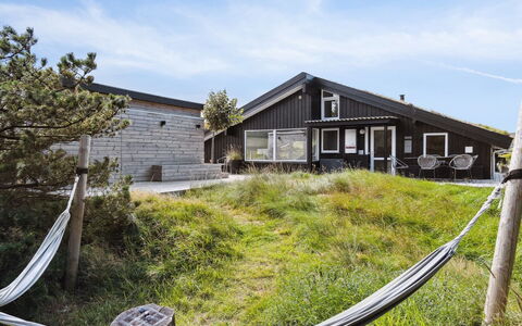 Nilson - 1.4Km from the Sea: Möbel, Interior Design, Stuhl, Flooring, Tabelle, Resort, Fussboden, Decke, Zimmer, Eco Hotel