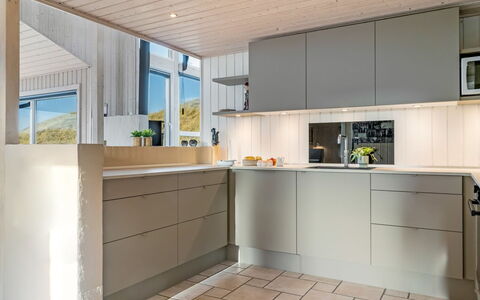 Ludviga - 400M from the Sea: Küche, Countertop, Küchengerät, Flooring, Interior Design, Cabinetry, Möbel, Holz, Fussboden, Major Appliance