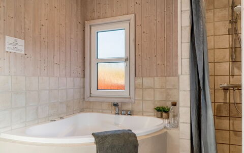 Ludviga - 400M from the Sea: Wand, Flooring, Armatur, Badezimmer, Interior Design, Fussboden, Holz, Decke, Zimmer, Badewanne