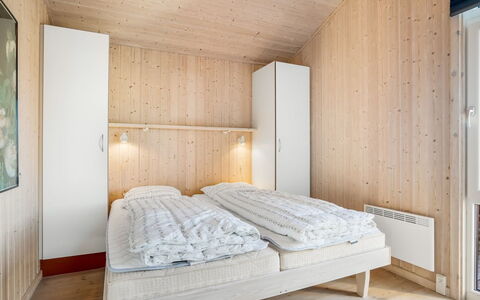 Ludviga - 400M from the Sea: Holz, Decke, Interior Design, Schlafzimmer, Fussboden, Flooring, Bett, Zimmer, Bedding, Bettdecke