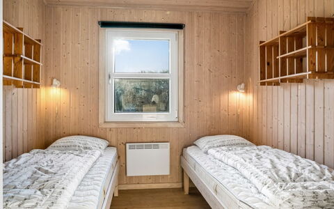 Ludviga - 400M from the Sea: Holz, Schlafzimmer, Fussboden, Bett, Flooring, Decke, Interior Design, Bedding, Bettdecke, Etagenbett