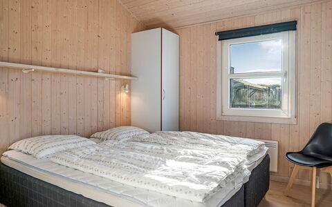 Ludviga - 400M from the Sea: Holz, Decke, Fussboden, Schlafzimmer, Zimmer, Hartholz, Holzbeize, Planke, Bett, Bedding