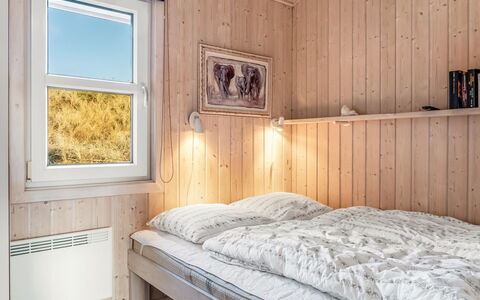 Ludviga - 400M from the Sea: Schlafzimmer, Holz, Bett, Bettdecke, Bedding, Bettrahmen, Zuhause, Decke, Zimmer, Hartholz