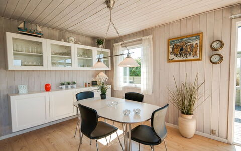 Diuri - 400M from the Sea: Möbel, Interior Design, Flooring, Holz, Decke, Light Fixture, Fussboden, Tabelle, Küche & Esszimmer Tisch, Esszimmer
