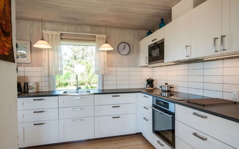 Diuri - 400M from the Sea: Küche, Countertop, Holz, Flooring, Cabinetry, Küchengerät, Interior Design, Zuhause, Fussboden, Schublade