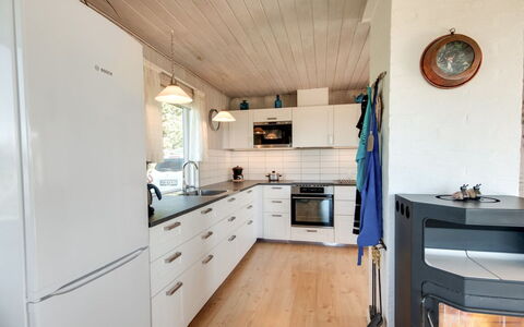 Diuri - 400M from the Sea: Küche, Countertop, Flooring, Küchengerät, Holz, Interior Design, Major Appliance, Cabinetry, Möbel, Holzboden