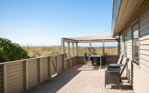 Diuri - 400M from the Sea: Holz, Möbel, Fussboden, Veranda, Deck, Holzbeize, Tür, Gartenmöbel, Schatten, Hartholz