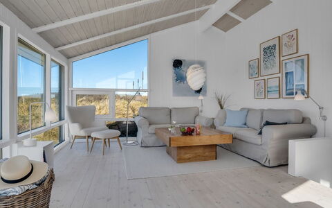 Annaliese - 175M from the Sea: Holz, Möbel, Interior Design, Couch, Decke, Flooring, Fussboden, Zuhause, Wohnzimmer, Holzboden