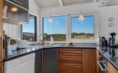 Annaliese - 175M from the Sea: Holz, Küche, Interior Design, Küchengerät, Decke, Countertop, Flooring, Major Appliance, Haushaltsgerät, Zapfhahn