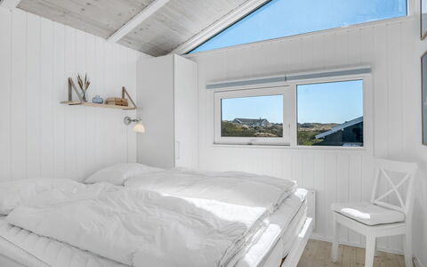Annaliese - 175M from the Sea: Zuhause, Schlafzimmer, Bedding, Daylighting, Eiskappe, Bettdecke, Bett, Planke, Linens