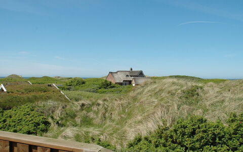 Aghe - 250M from the Sea: Hütte, Garten, Abstellgleis, Gartenbauten, Schatten, Garten, Hinterhof, Rasen, Bauernhaus, Landscaping