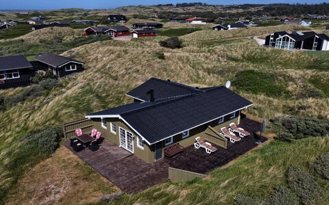 Arita - 250M from the Sea: Wohngebiet, Dach, Vorort, Auffahrt, Estate, Kamin