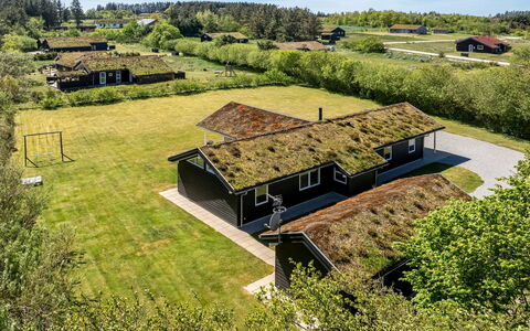 Ricus - 1.8Km from the Sea: Gebäude, Haus, Wohngebiet, Zuhause, Strauch, Dach, Hütte, Estate, Garten