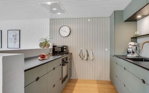 Rutha - 45M from the Sea: Küche, Holz, Interior Design, Flooring, Countertop, Decke, Cabinetry, Möbel, Küchengerät, Light Fixture