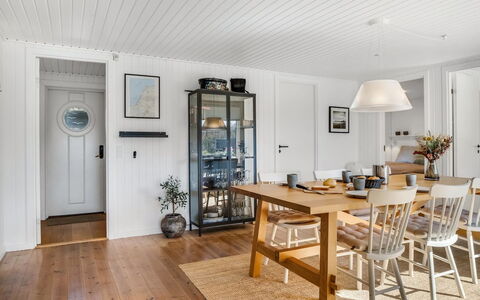 Rutha - 45M from the Sea: Möbel, Interior Design, Flooring, Holz, Decke, Esszimmer, Light Fixture, Tabelle, Fussboden, Küche & Esszimmer Tisch