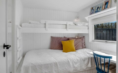 Rutha - 45M from the Sea: Holz, Schlafzimmer, Interior Design, Bett, Fussboden, Flooring, Bedding, Bettdecke, Zuhause, Linens
