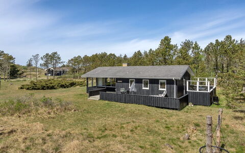 Melisande - 950M from the Sea: Dach, Haus, Grundstueck, Zuhause, Hütte, Estate, Gartenbauten, Schatten, Blockhaus, Landscaping