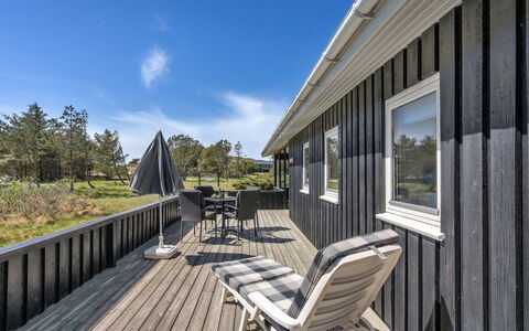 Melisande - 950M from the Sea: Dach, Haus, Grundstueck, Zuhause, Hütte, Estate, Gartenbauten, Schatten, Blockhaus, Landscaping