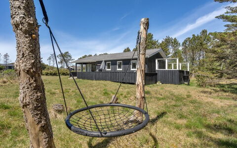 Melisande - 950M from the Sea: Dach, Haus, Grundstueck, Zuhause, Hütte, Estate, Gartenbauten, Schatten, Blockhaus, Landscaping