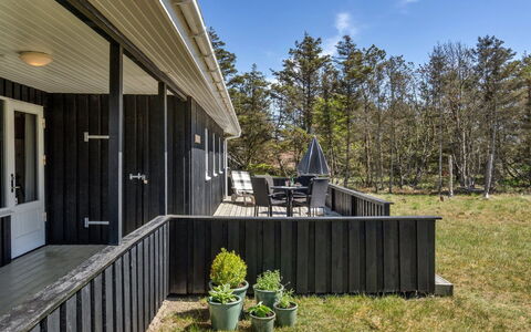 Melisande - 950M from the Sea: Dach, Haus, Grundstueck, Zuhause, Hütte, Estate, Gartenbauten, Schatten, Blockhaus, Landscaping