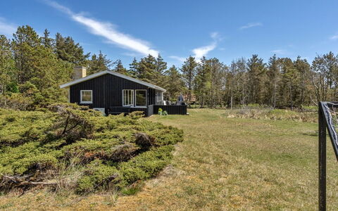 Melisande - 950M from the Sea: Flooring, Armatur, Fussboden, Interior Design, Badezimmer, Toilette, Installation, Sinken, Badezimmerschrank, Zapfhahn