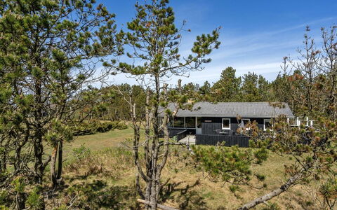 Melisande - 950M from the Sea: Flooring, Armatur, Fussboden, Interior Design, Badezimmer, Toilette, Installation, Sinken, Badezimmerschrank, Zapfhahn